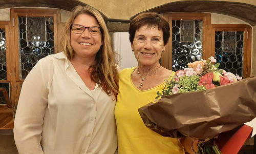Martina Hess ehrt Anne-Rose Annaheim für ihre langjährige Arbeit als Treasurer